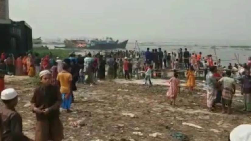 ঘটনাস্থলে উৎসুক মানুষের ভিড়