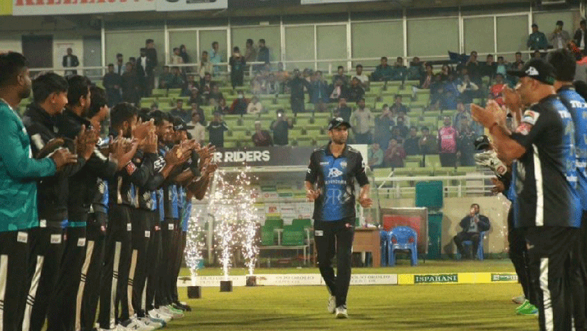 মালিকের ৫০০তম টি-টোয়েন্টি সতীর্থদের 'গার্ড অব অনার'