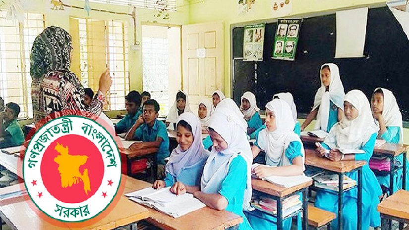 ক্লাস নিচ্ছেন শিক্ষক