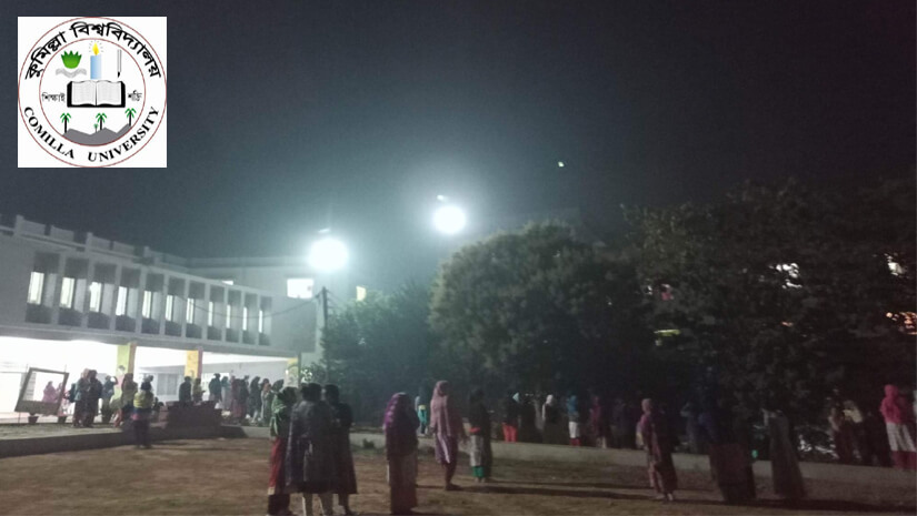 হলের বাইরে আতঙ্কিত ছাত্রীরা