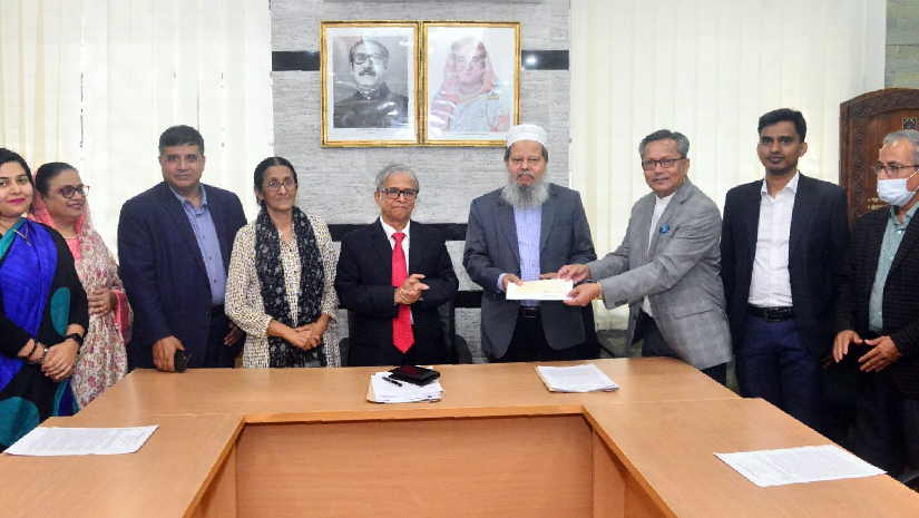 ঢাকা বিশ্ববিদ্যালয়-হিল বাংলাদেশ শিক্ষক কল্যাণ ট্রাস্ট ফান্ডের চেক হস্তান্তর 