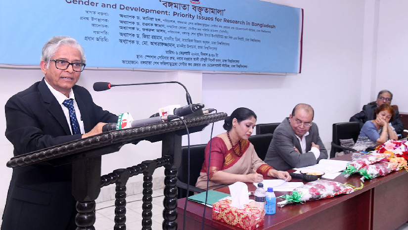 অনুষ্ঠানে বক্তব্য রাখছেন ঢাবি উপাচার্য