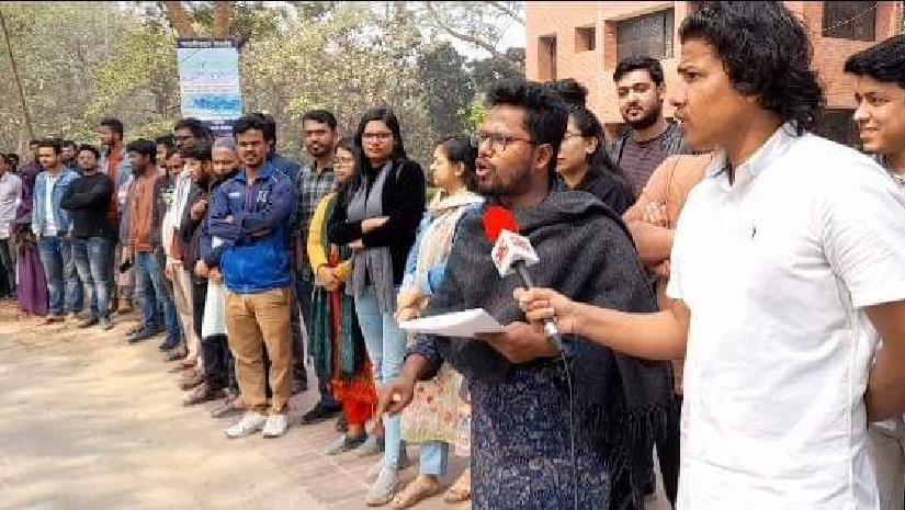 জাহাঙ্গীরনগরে সমাবর্তনপ্রত্যাশীদের মানববন্ধন