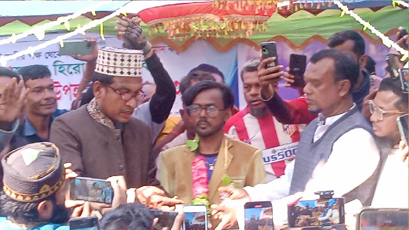 উপহারের গাড়ি গ্রহণ করছেন হিরো আলম