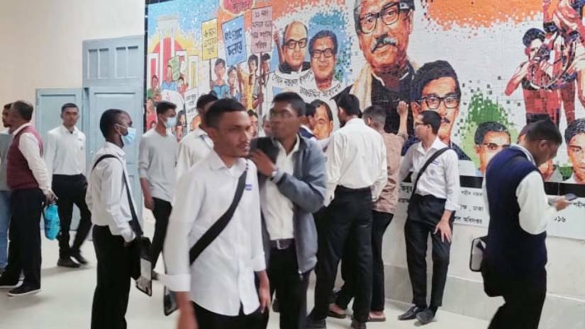 ফল প্রকাশের পর ক্যাম্পাসে এসেছেন ঢাকা কলেজের শিক্ষার্থীরা