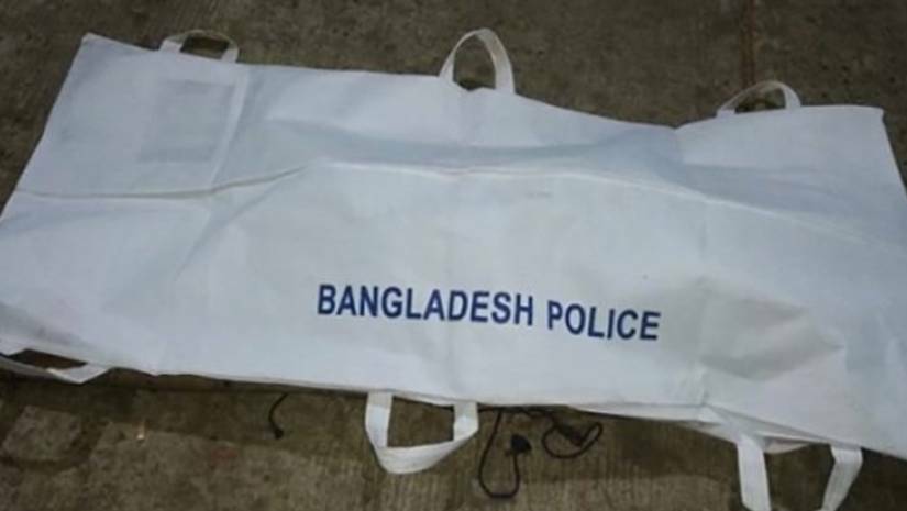 নিজ শয়নকক্ষ থেকে তার ঝুলন্ত লাশ উদ্ধার করে পুলিশ