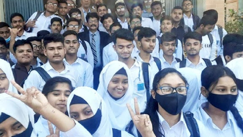 এইচএসসি পরীক্ষার ফলাফলে উচ্ছ্বসিত চাঁদপুর সরকারি কলেজের শিক্ষার্থীরা