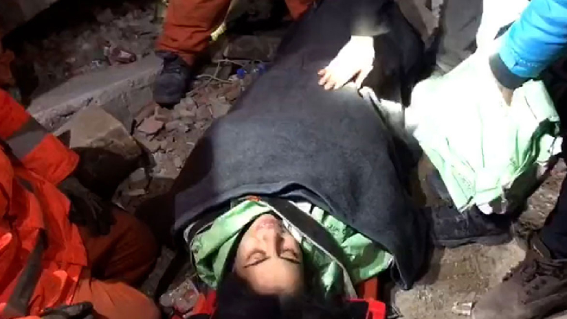 ৬২ ঘণ্টা পর ধ্বংসস্তূপের নিচ থেকে দুই বোনকে জীবিত উদ্ধার