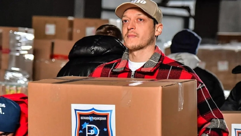 ক্ষতিগ্রস্তদের জন্য সাহায্যের হাত বাড়িয়ে দিয়েছেন ওজিল