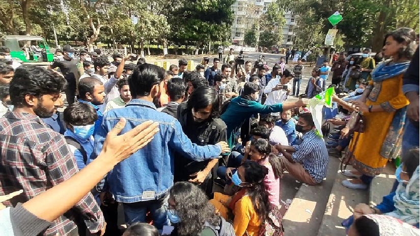 চট্টগ্রাম বিশ্ববিদ্যালয়ে আন্দোলনরত শিক্ষার্থীদের ওপর ছাত্রলীগের হামলা