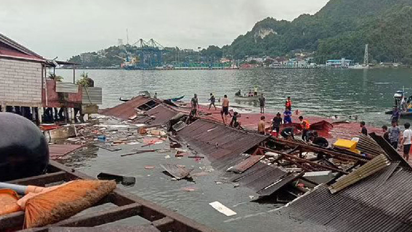 ইন্দোনেশিয়ায় ভূমিকম্পে রেস্টুরেন্ট সাগরে ভেসে গেছে
