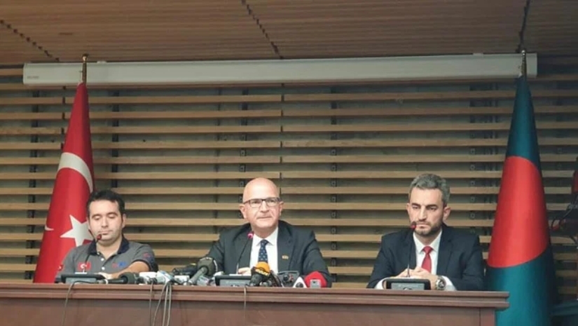 সংবাদ সম্মেলনে ঢাকায় নিযুক্ত তুরস্কের রাষ্ট্রদূত মুস্তাফা ওসমান তুরান 