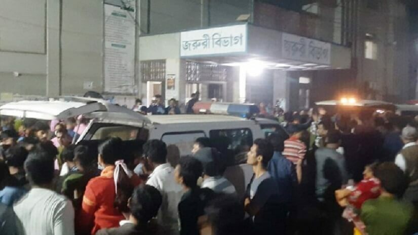 সড়ক দুর্ঘটনায় হতাহতদের নিয়ে যাওয়া হয় যশোর জেনারেল হাসপাতালে