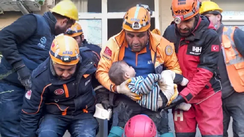 ৭৯ ঘণ্টা পর ধ্বংসস্তুপ থেকে উদ্ধারকৃত শিশু