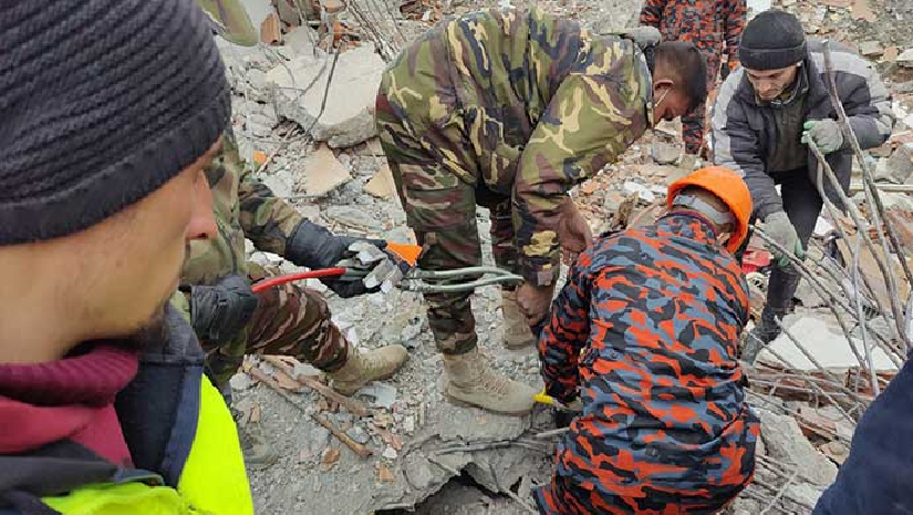 জীবিত এক তরুণীকে উদ্ধার করল বাংলাদেশের উদ্ধারকারীরা