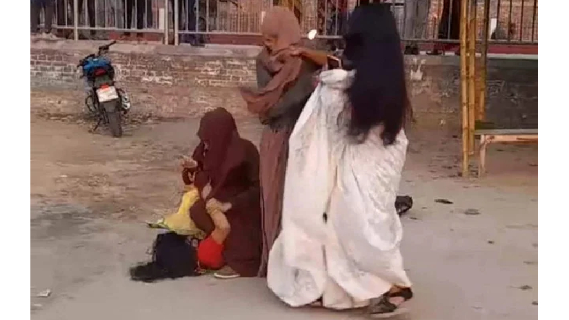 চার তরুণীর মারামারি