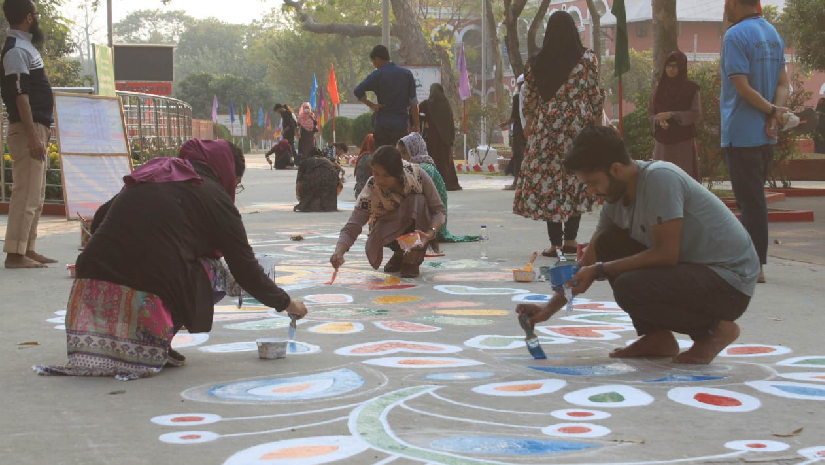 আলপনা আকঁছেন রাজশাহী কলেজের শিক্ষার্থীরা