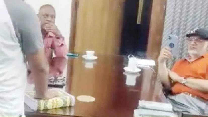 সংসদ সদস্য ওমর ফারুক চৌধুরী স্থানীয় জনপ্রতিনিধিদের নিজের পক্ষে কাজ করতে হাতে কোরআন শরিফ রেখে শপথ পাঠ করান