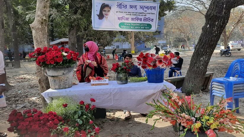 রাবিতে ফুল বিক্রি করছেন আন্তর্জাতিক সম্পর্ক বিভাগের শিক্ষার্থীরা