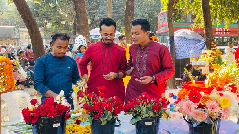 ফুল বিক্রি করছেন ঢাকা বিশ্ববিদ্যালয়ের তিন শিক্ষার্থী।