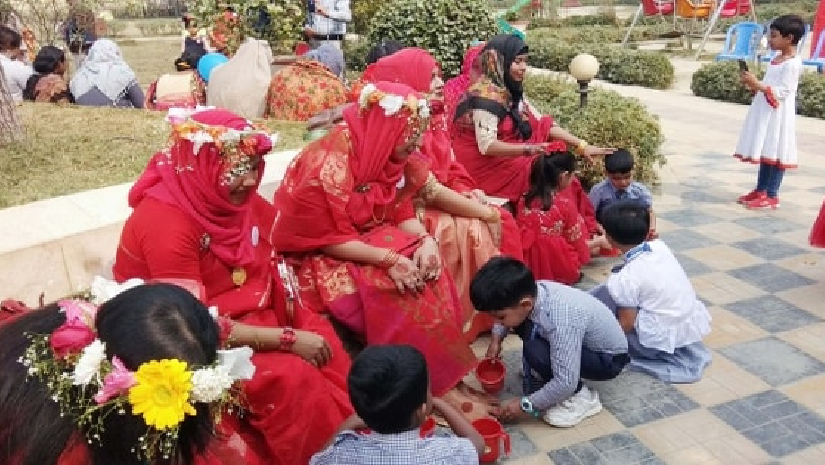মায়ের পা ধুয়ে ভালোবাসা নিবেদন করছেন শিক্ষার্থীরা