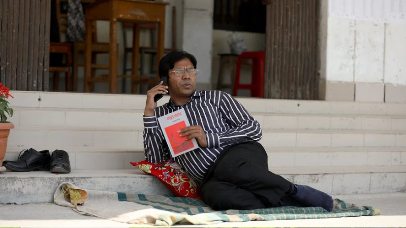 পাবিপ্রবির প্রশাসনিক ভবনে তালা ঝুলিয়ে অবস্থান কর্মসূচি পালন করছেন শিক্ষক আবদুল আলীম