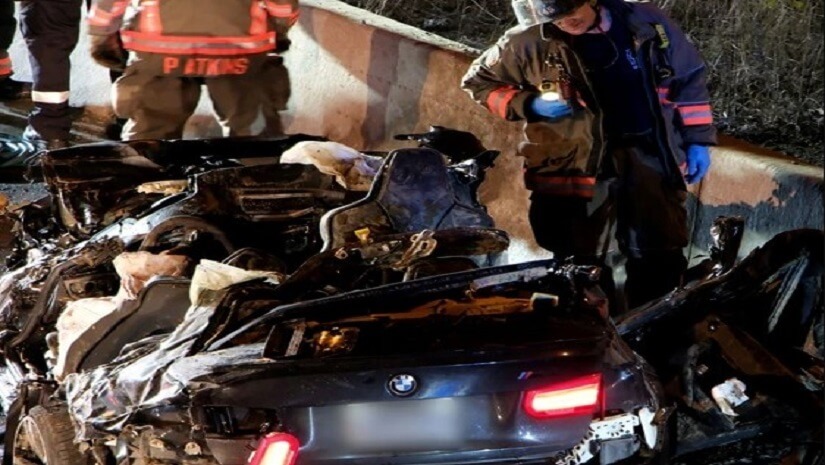 দুর্ঘটনায় দুমড়ে মুচড়ে যাওয়া গাড়ি