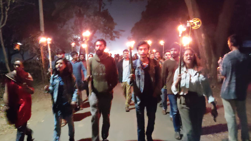 ‘গণরুম’ বিলুপ্তির দাবিতে জাহাঙ্গীরনগর বিশ্ববিদ্যালয়ে মশাল মিছিল