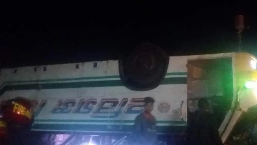 দূর্ঘটনাকবলিত বাস