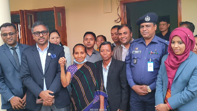 নতুন ঘরের চাবি পেয়ে উচ্ছ্বসিত গোলরক্ষক রূপনা চাকমার মা