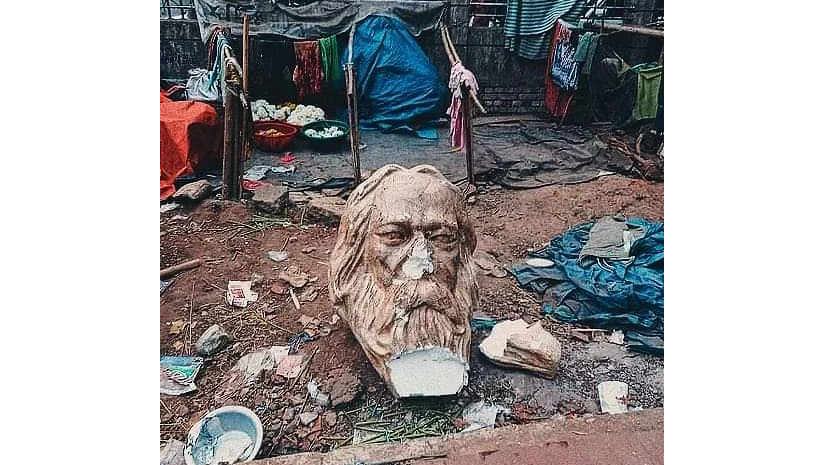 সোহরাওয়ার্দী উদ্যানে পড়ে ছিল  রবীন্দ্রনাথ ঠাকুরের ভাস্কর্যটির খণ্ডিত অংশ