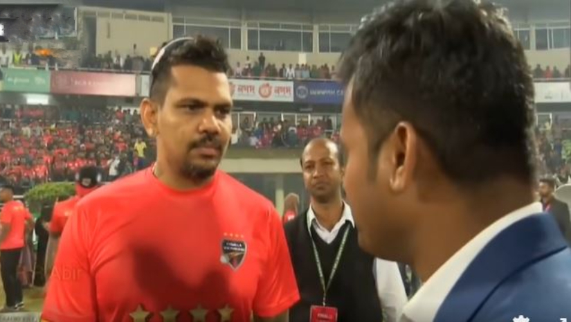 সুনীল নারাইনকে প্রশ্ন করছেন ভাইরাল হওয়া সাংবাদিক