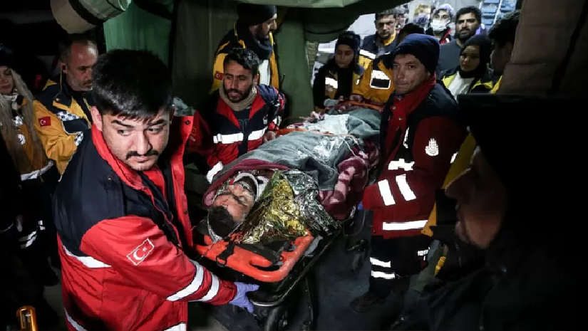 ধ্বংসস্তূপ থেকে এক নাগরিককে জীবিত উদ্ধার করছেন উদ্ধারকর্মীরা