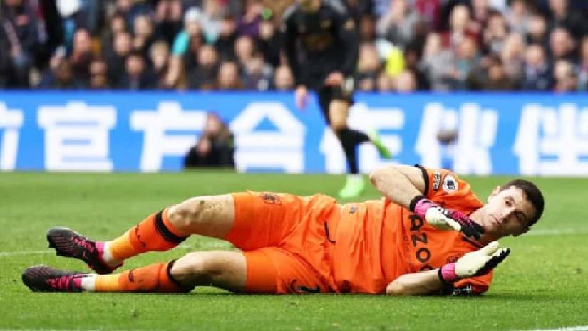 মার্টিনেজের আত্মঘাতি গোলে শীর্ষে আর্সেনাল