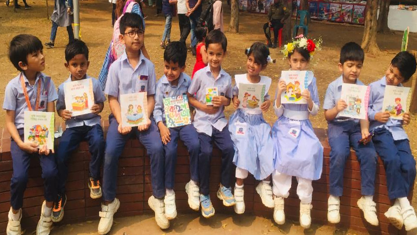 বই হাতে অ্যামবাসাডর স্কুল অ্যান্ড কলেজের শিক্ষার্থীরা