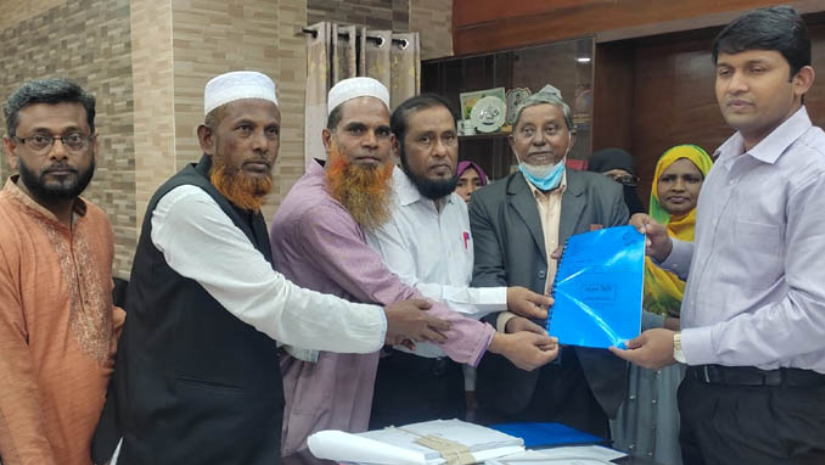 চাঁদপুর জেলা প্রশাসক কামরুল হাসানের কাছে স্মারকলিপি দিচ্ছেন প্রাথমিক শিক্ষক সমিতির জেলা শাখার নেতারা