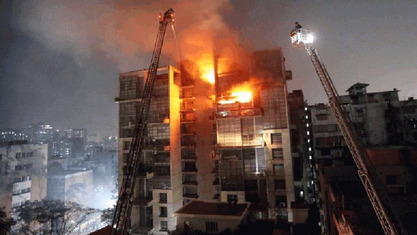 আগুন লাগার পর তা নেভাতে কাজ করছেন ফায়ার সার্ভিসের কর্মীরা