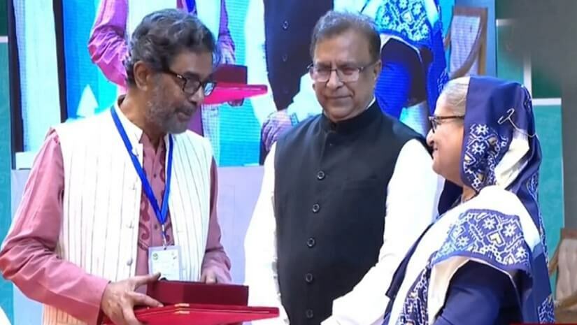 বিশিষ্ট ব্যক্তিদের হাতে একুশে পদক তুলে দিয়েছেন প্রধানমন্ত্রী শেখ হাসিনা