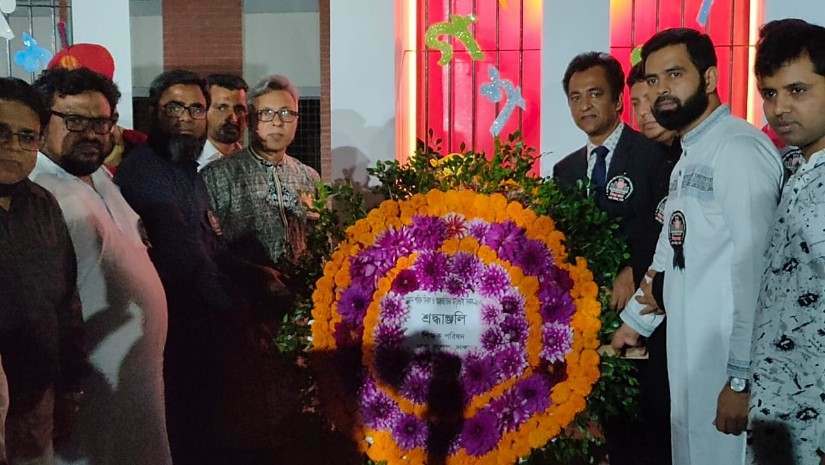 ভাষা শহীদদের স্মরণে পুষ্পস্তবক অর্পণ করছেন ঢাকা কলেজ অধ্যক্ষ।