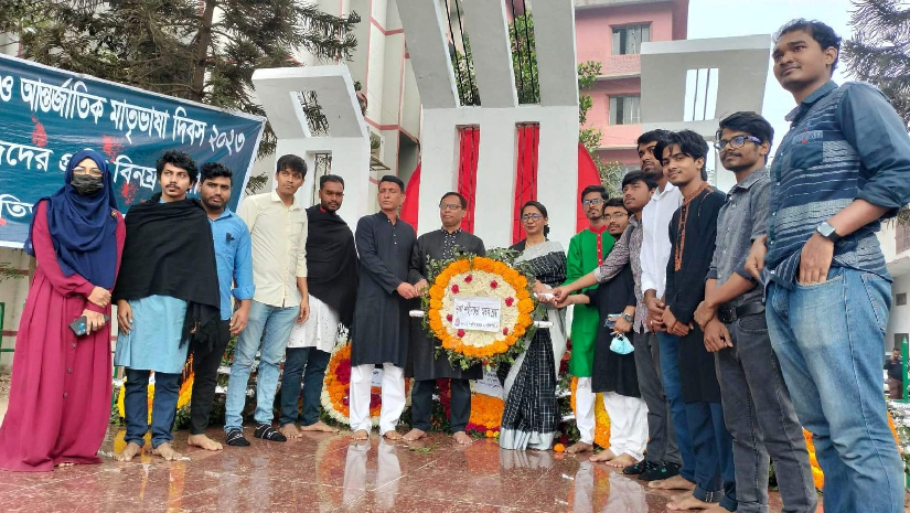 শহীদ মিনারে তিতুমীর কলেজ সাংবাদিক সমিতির শ্রদ্ধা নিবেদন