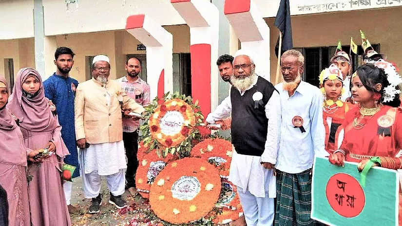 শহীদ মিনারের বেদীতে জুতা পায়ে কলেজ অধ্যক্ষ