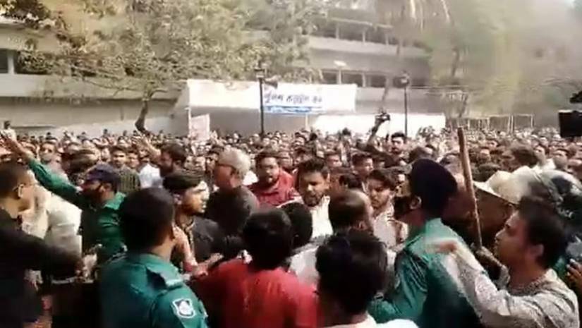 চট্টগ্রামের মিউনিসিপ্যাল মডেল হাইস্কুল চত্বরে অস্থায়ী শহীদ মিনারে ফুল দেওয়াকে কেন্দ্র করে ছাত্র ইউনিয়নের কর্মীদের ওপর ছাত্রলীগের হামলার ঘটনা ঘটে