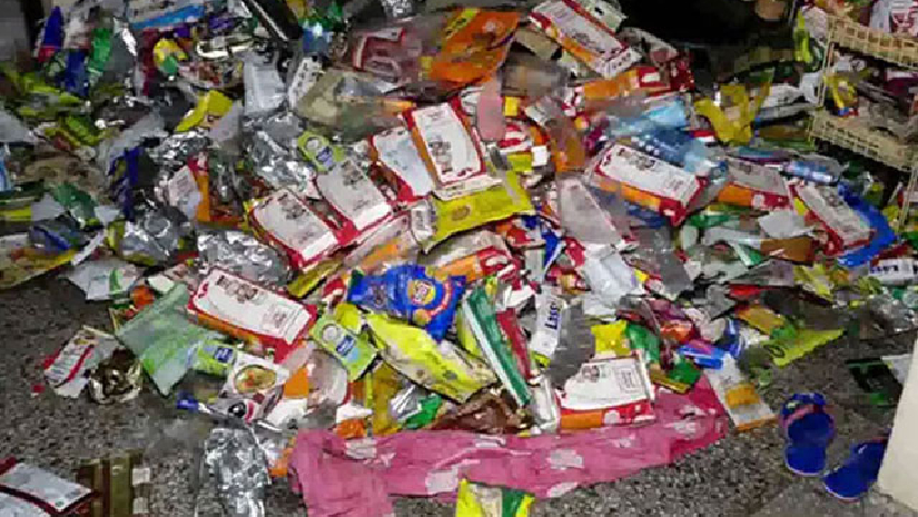 উদ্ধারকৃত নারীর ঘরে জমে থাকা আবর্জনার স্তুপ