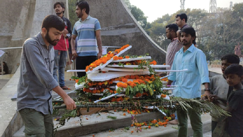 চবির কেন্দ্রীয় শহীদ মিনার পরিস্কার করছে ছাত্রলীগ কর্মীরা