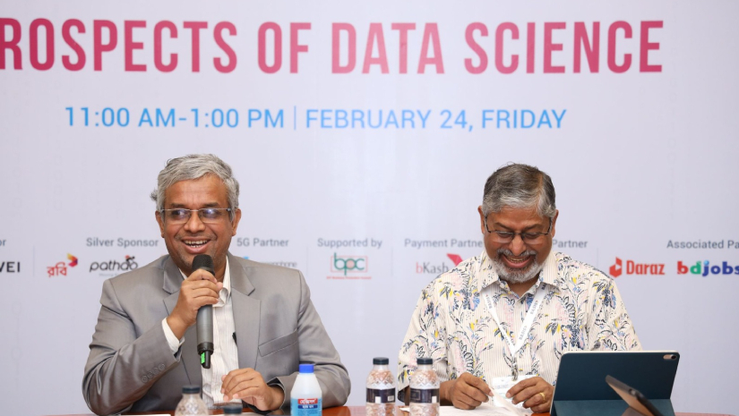 বঙ্গবন্ধু শেখ মুজিবুর রহমান ডিজিটাল ইউনিভার্সিটির উপাচার্য অধ্যাপক ড.মুহাম্মদ মাহফুজুল ইসলাম (বাঁয়ে)