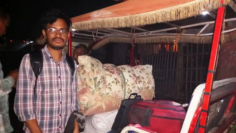 ক্যাম্পাস ছেড়ে বাড়ি চলে যাচ্ছেন র্যাংগিংয়ের শিকার হাবিপ্রবি ছাত্র রিয়াদ হোসেন