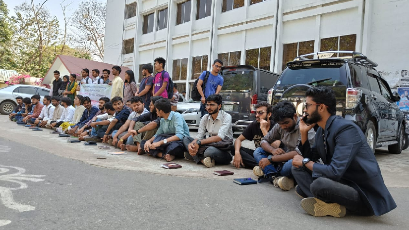 চবিতে  বঙ্গবন্ধু চত্বরে অবস্থান নেন সাংবাদিক সমিতির সদস্যরা