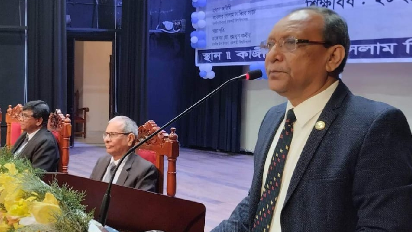 রাবি শিক্ষার্থীদের নবীনবরণ অনুষ্ঠানে বক্তব্য রাখছেন উপাচার্য অধ্যাপক ড. গোলাম সাব্বির সাত্তার