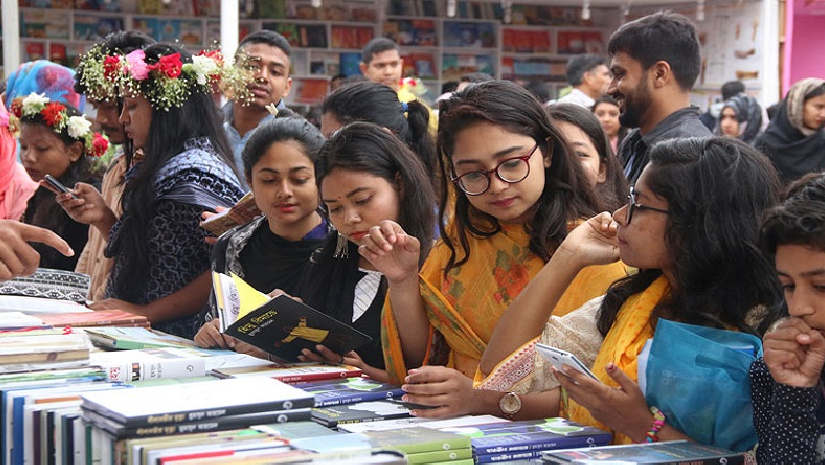 মেলার একটি স্টলে নিজেরদের পছন্দের বইয়ের সন্ধানে পাঠকরা