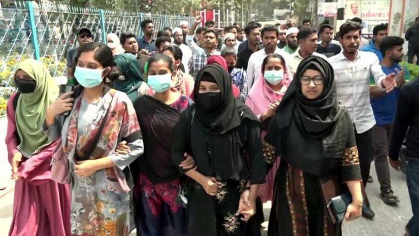 সেশন ফি বাতিলের দাবিতে বিএম কলেজ শিক্ষার্থীদের বিক্ষোভ